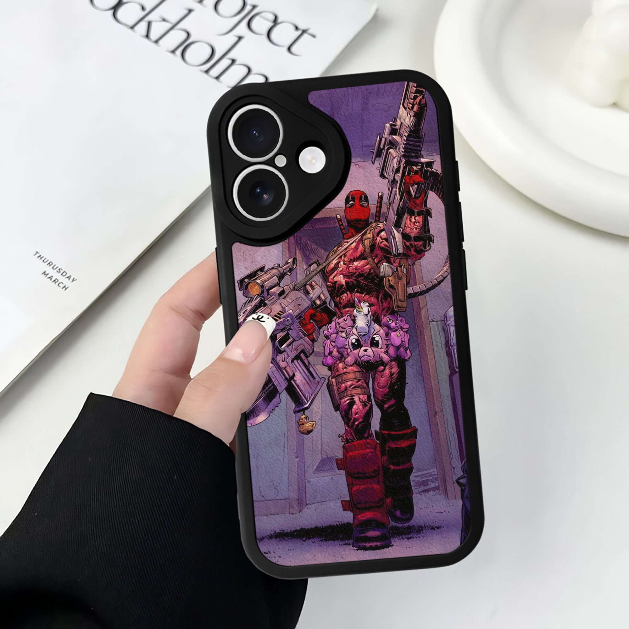 （画像用） Deadpool デッドプール 【iPhone 16シリーズ対応】シリコンスマホケース（レザー調） 材質：シリコン